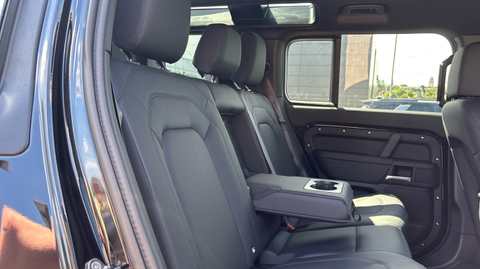 Land Rover Defender 3.0 D250 X-Dynamic SE 110 5dr Auto Diesel Estate - Image 29